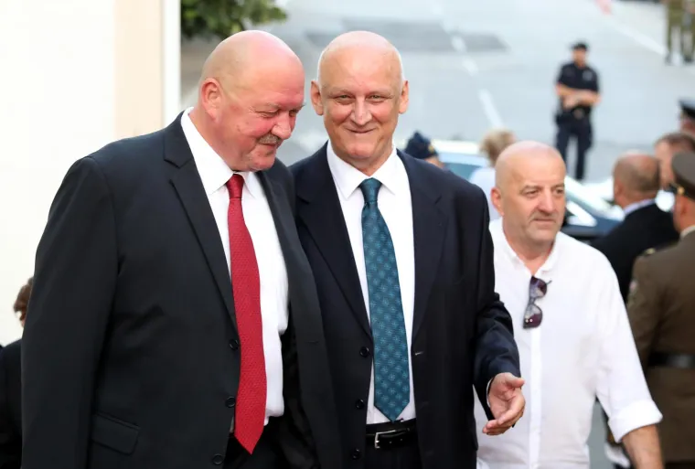 Pogledajte tko se sve pojavio na Milanovićevom svečanom prijemu u Kninu: Ministri su mu udijelili ko&scaron;aricu