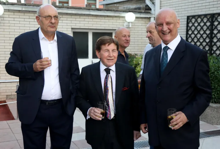 Pogledajte tko se sve pojavio na Milanovićevom svečanom prijemu u Kninu: Ministri su mu udijelili ko&scaron;aricu