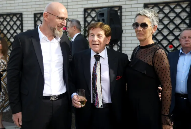 Pogledajte tko se sve pojavio na Milanovićevom svečanom prijemu u Kninu: Ministri su mu udijelili ko&scaron;aricu