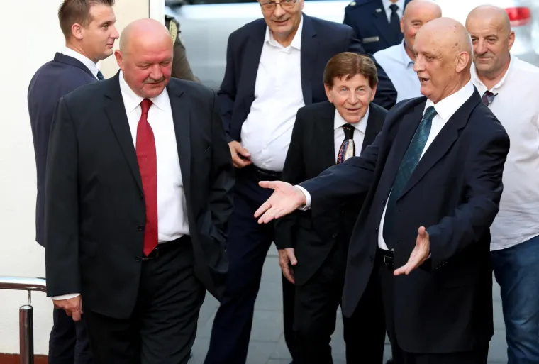 Pogledajte tko se sve pojavio na Milanovićevom svečanom prijemu u Kninu: Ministri su mu udijelili ko&scaron;aricu