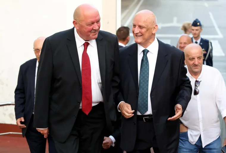 Pogledajte tko se sve pojavio na Milanovićevom svečanom prijemu u Kninu: Ministri su mu udijelili ko&scaron;aricu