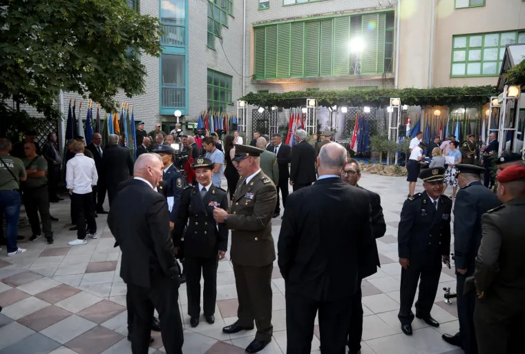 Pogledajte tko se sve pojavio na Milanovićevom svečanom prijemu u Kninu: Ministri su mu udijelili ko&scaron;aricu