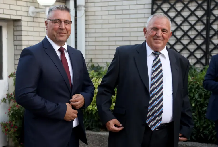 Pogledajte tko se sve pojavio na Milanovićevom svečanom prijemu u Kninu: Ministri su mu udijelili ko&scaron;aricu