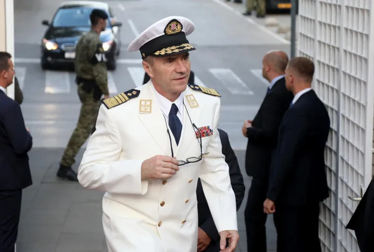 Pogledajte tko se sve pojavio na Milanovićevom svečanom prijemu u Kninu: Ministri su mu udijelili ko&scaron;aricu