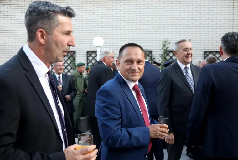 Pogledajte tko se sve pojavio na Milanovićevom svečanom prijemu u Kninu: Ministri su mu udijelili ko&scaron;aricu