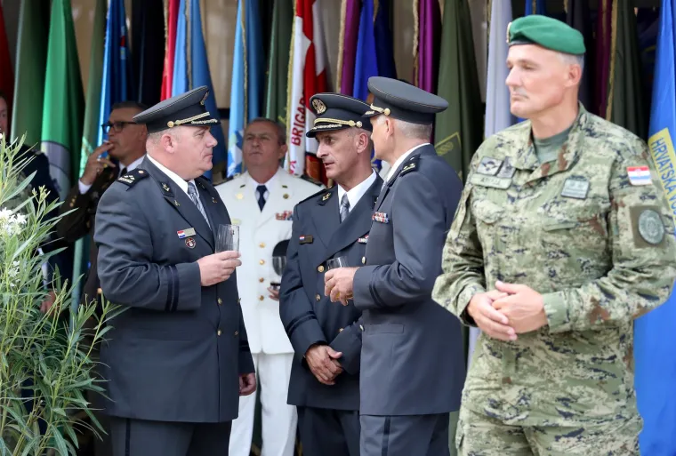 Pogledajte tko se sve pojavio na Milanovićevom svečanom prijemu u Kninu: Ministri su mu udijelili ko&scaron;aricu