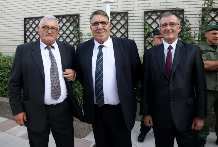 Pogledajte tko se sve pojavio na Milanovićevom svečanom prijemu u Kninu: Ministri su mu udijelili ko&scaron;aricu