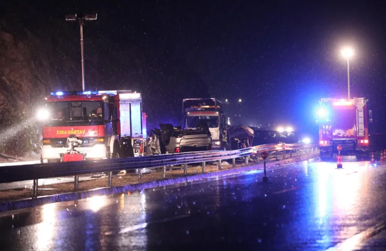 Prizori užasa nakon nesreće na autocesti A1: Tri osobe poginule, dvije se bore za život, automobili potpuno smrskani...