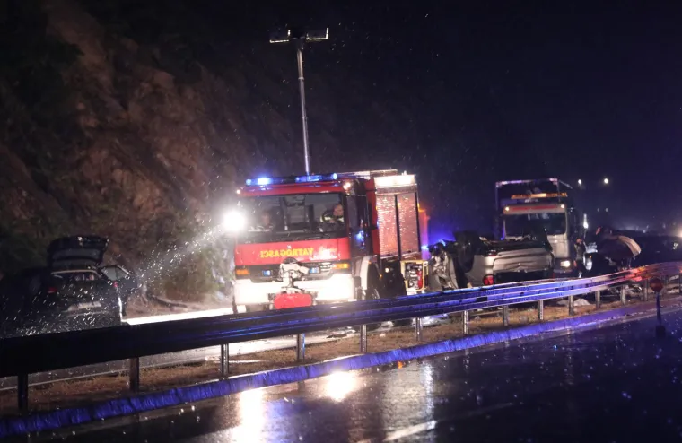 Prizori užasa nakon nesreće na autocesti A1: Tri osobe poginule, dvije se bore za život, automobili potpuno smrskani...