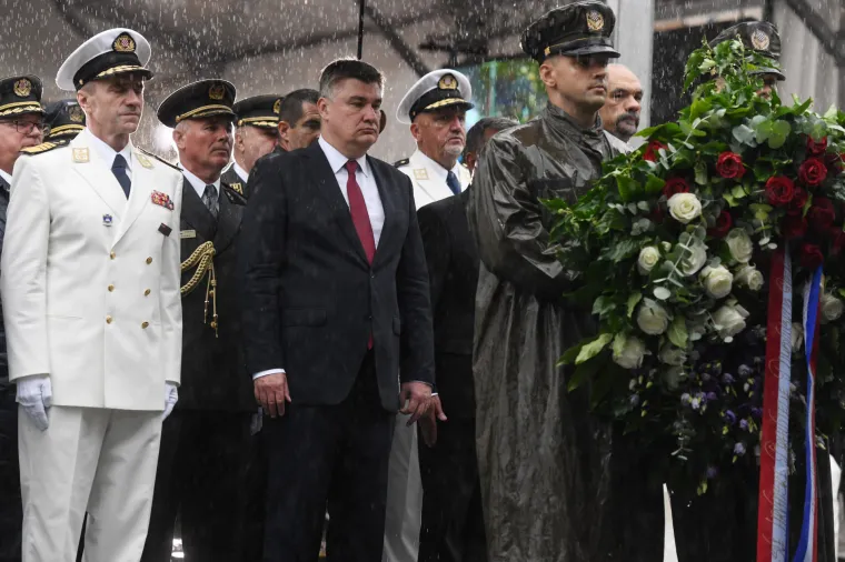 Kiša ne staje: Državni vrh u Kninu na obljetnici Oluje, ali ove godine bez sunčanih naočala. Kišobrani u rukama