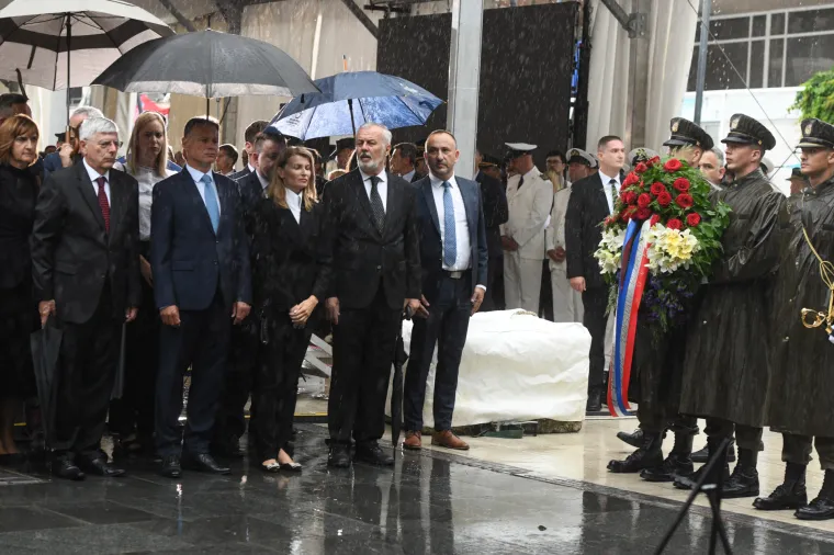 Kiša ne staje: Državni vrh u Kninu na obljetnici Oluje, ali ove godine bez sunčanih naočala. Kišobrani u rukama