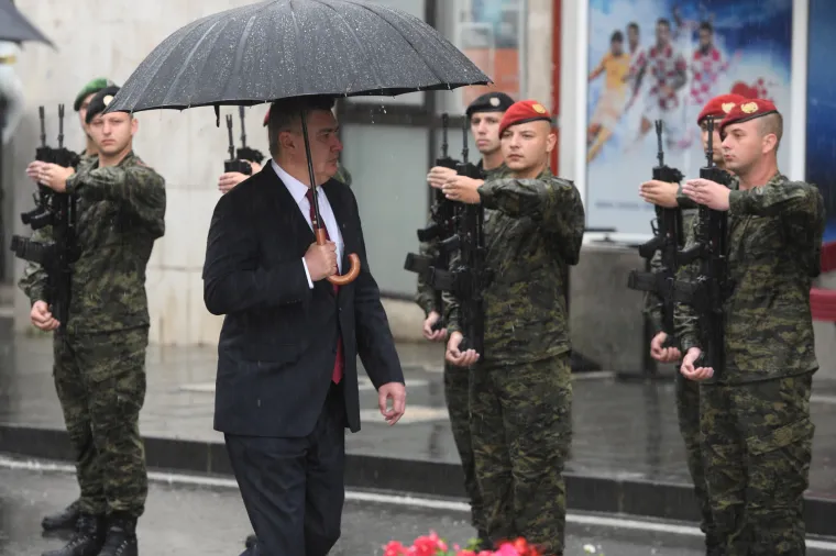 Kiša ne staje: Državni vrh u Kninu na obljetnici Oluje, ali ove godine bez sunčanih naočala. Kišobrani u rukama