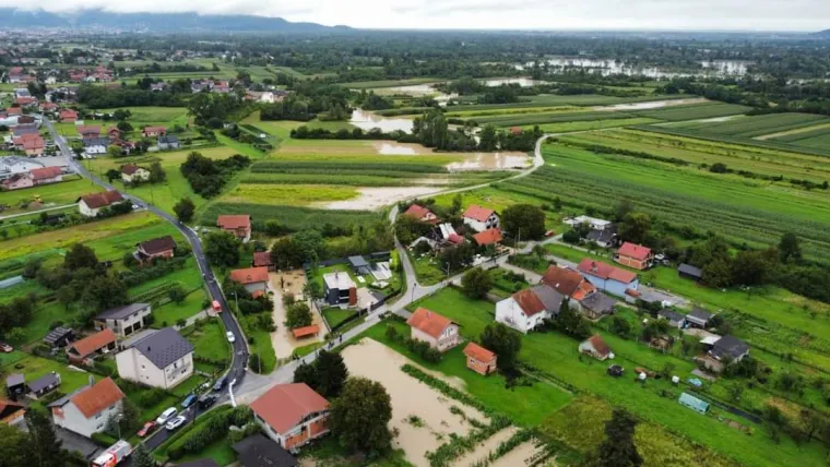 Sve je pod vodom: Ovo su prizori iz zraka s područja Brdovca! Odsječene kuće, poplavljena polja i šume