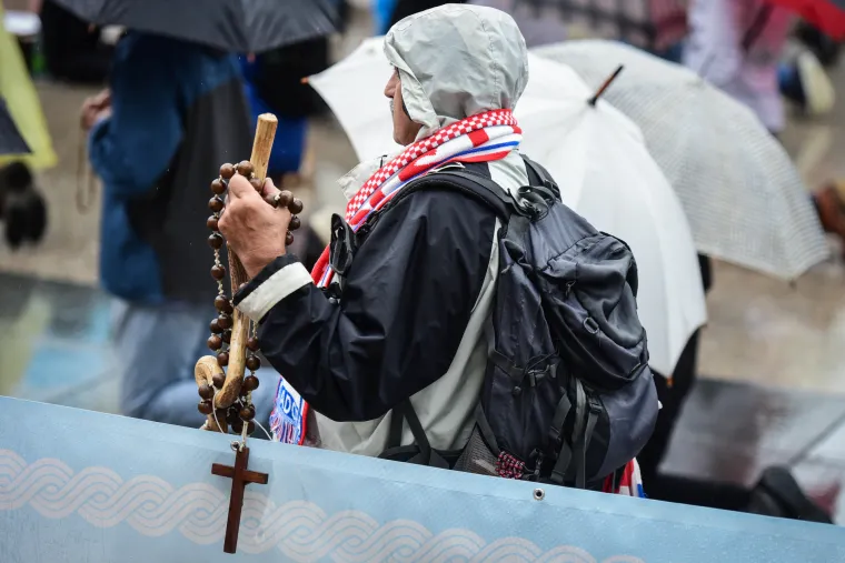 Neki se bore s poplavama, drugi slave obljetnicu Oluje u Kninu, a oni i danas - kleče i mole po trgovima!