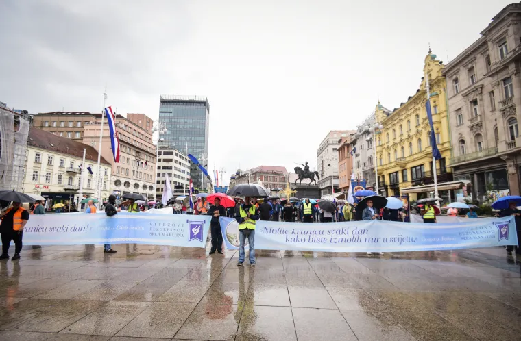 Neki se bore s poplavama, drugi slave obljetnicu Oluje u Kninu, a oni i danas - kleče i mole po trgovima!