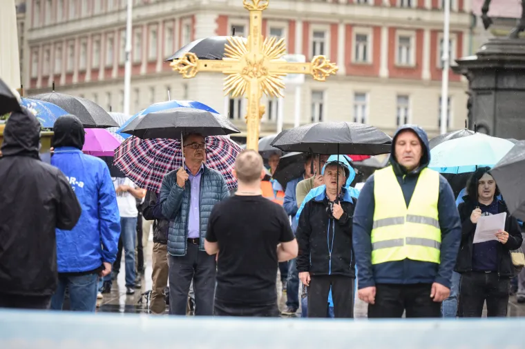 Neki se bore s poplavama, drugi slave obljetnicu Oluje u Kninu, a oni i danas - kleče i mole po trgovima!