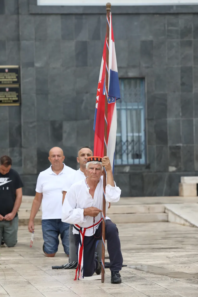 Neki se bore s poplavama, drugi slave obljetnicu Oluje u Kninu, a oni i danas - kleče i mole po trgovima!