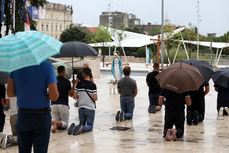 Neki se bore s poplavama, drugi slave obljetnicu Oluje u Kninu, a oni i danas - kleče i mole po trgovima!