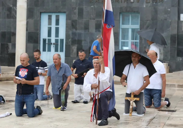 Neki se bore s poplavama, drugi slave obljetnicu Oluje u Kninu, a oni i danas - kleče i mole po trgovima!
