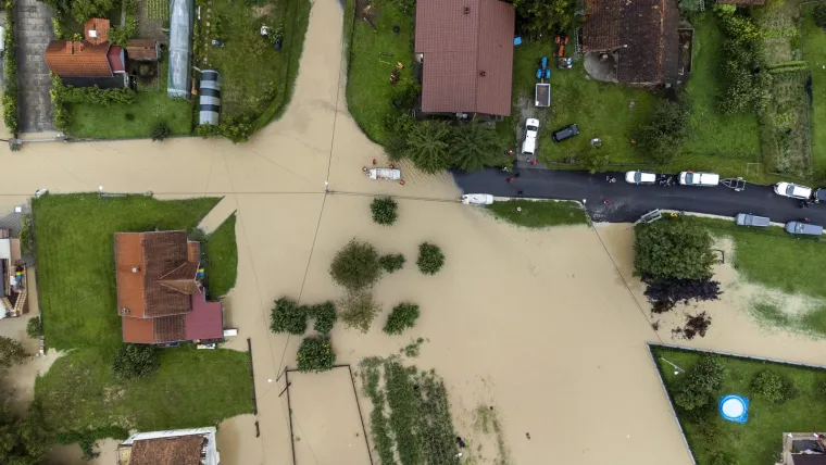 Pogled iz zraka na poplavljene kuće u Javorju