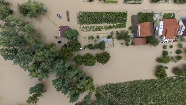 Pogled iz zraka na poplavljene kuće u Javorju