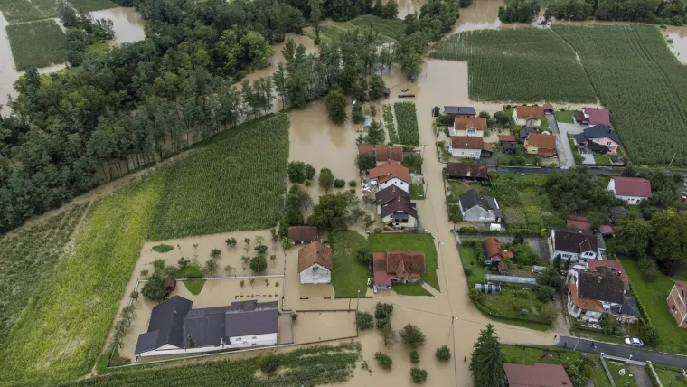 Pogled iz zraka na poplavljene kuće u Javorju