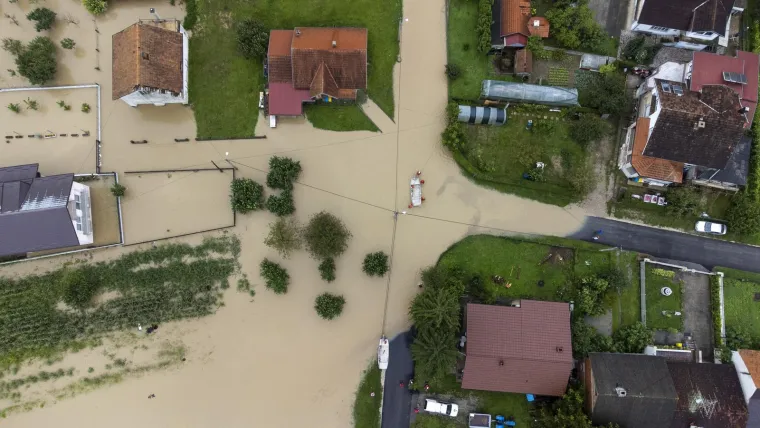 Pogled iz zraka na poplavljene kuće u Javorju