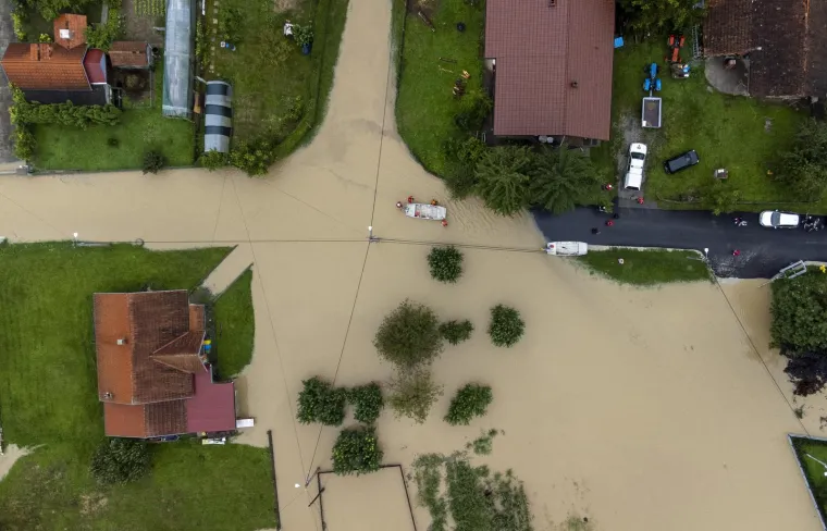 Pogled iz zraka na poplavljene kuće u Javorju