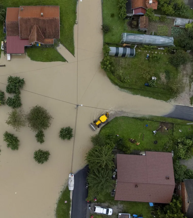 Pogled iz zraka na poplavljene kuće u Javorju