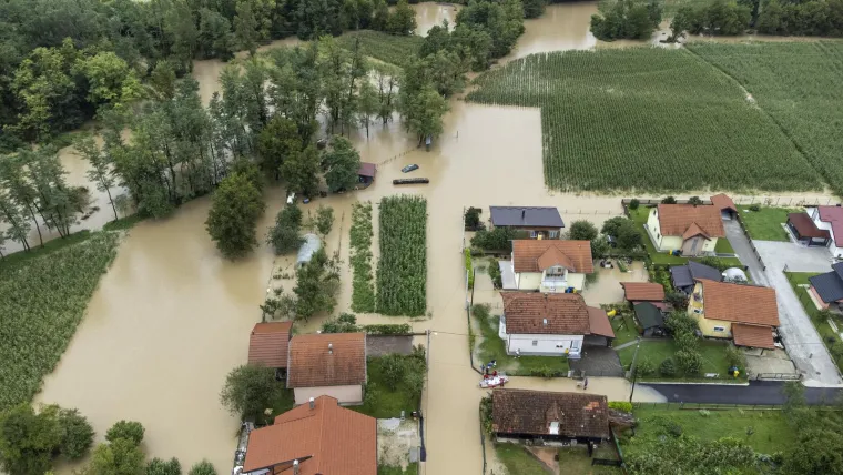 Pogled iz zraka na poplavljene kuće u Javorju