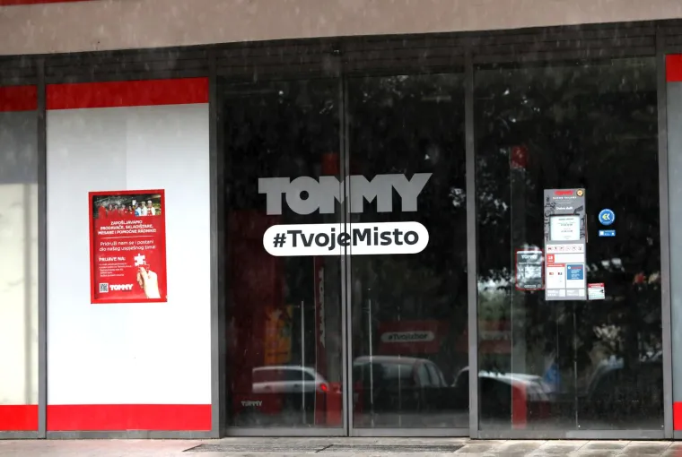 Ovo je jedina trgovina koja danas radi u Zagrebu: Red kupaca se tijekom cijelog dana protezao pred dućanom...