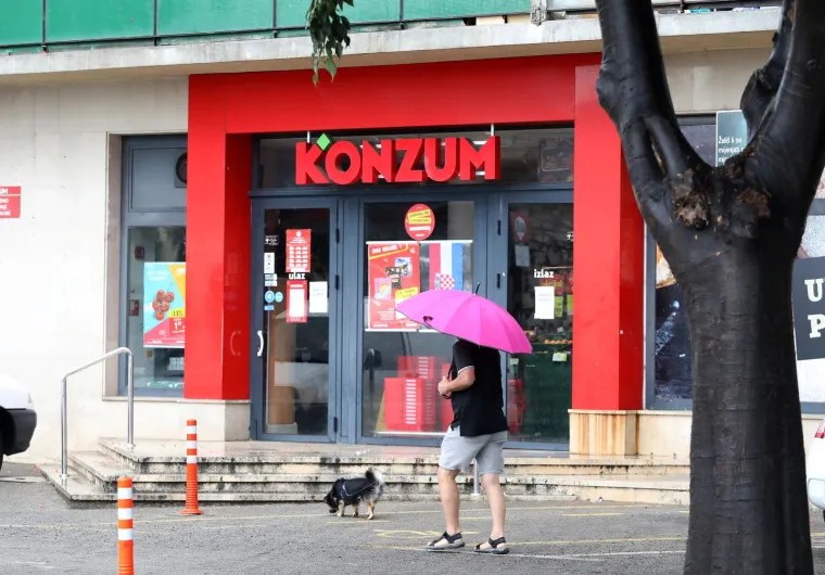Ovo je jedina trgovina koja danas radi u Zagrebu: Red kupaca se tijekom cijelog dana protezao pred dućanom...