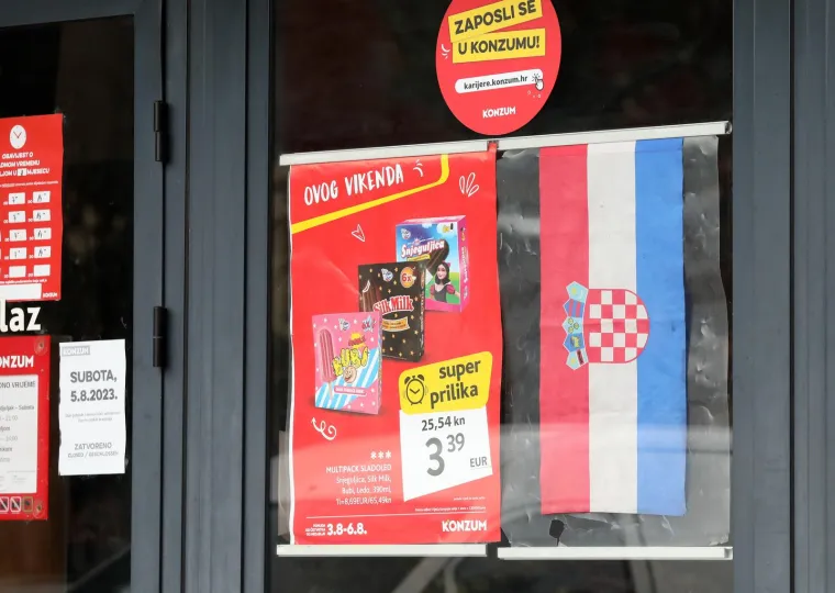 Ovo je jedina trgovina koja danas radi u Zagrebu: Red kupaca se tijekom cijelog dana protezao pred dućanom...