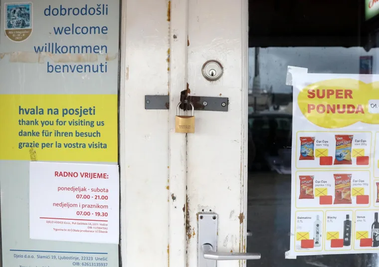 Ovo je jedina trgovina koja danas radi u Zagrebu: Red kupaca se tijekom cijelog dana protezao pred dućanom...