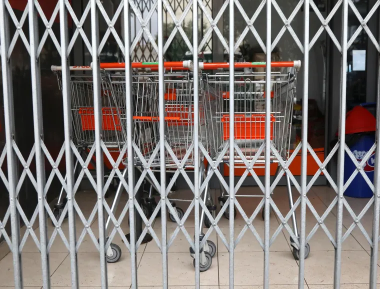 Ovo je jedina trgovina koja danas radi u Zagrebu: Red kupaca se tijekom cijelog dana protezao pred dućanom...