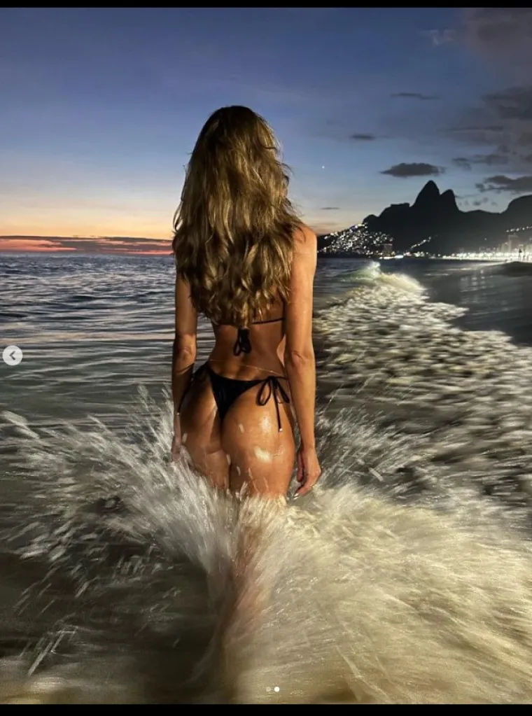 Ona ni najmanje ne mari za znatiželjne poglede na plaži: U toplesu pokazala za&scaron;to ju smatraju jednom od najljep&scaron;ih žena