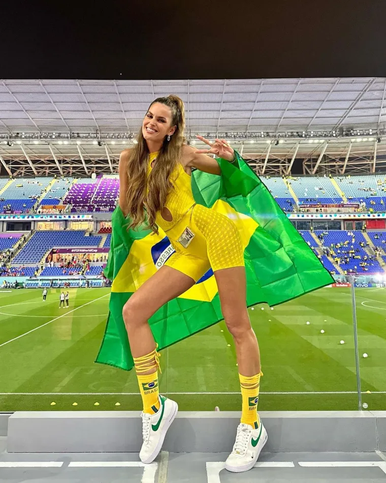Uski žuti kompletić s "rasparanim gornjim dijelom" istaknuo je poprsje, a i pokazao vitku liniju. Gusta kosa bila je svezana u visoki rep.&nbsp;Izabel je s velikim osmijehom pozirala fotoreporterima.&nbsp;