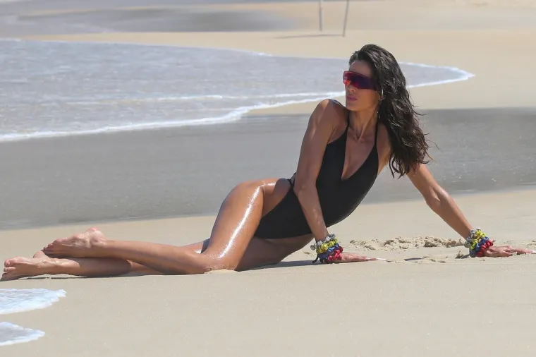 Ona ni najmanje ne mari za znatiželjne poglede na plaži: U toplesu pokazala za&scaron;to ju smatraju jednom od najljep&scaron;ih žena
