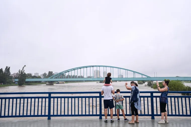 Zabrinuti Zagrepčani masovno dolaze na Savu provjeravati kakvo je stanje: Kroz metropolu upravo prolazi vrhunac vodenog vala