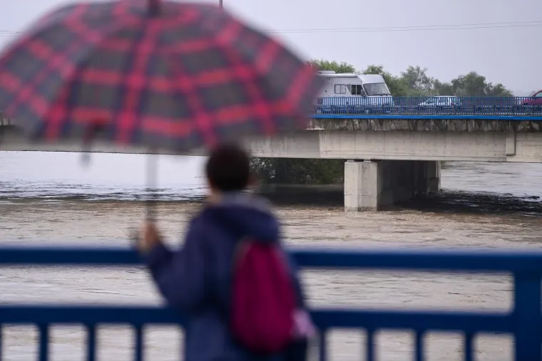 Zabrinuti Zagrepčani masovno dolaze na Savu provjeravati kakvo je stanje: Kroz metropolu upravo prolazi vrhunac vodenog vala