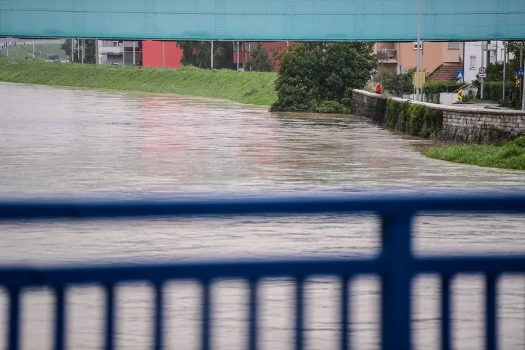 Zabrinuti Zagrepčani masovno dolaze na Savu provjeravati kakvo je stanje: Kroz metropolu upravo prolazi vrhunac vodenog vala