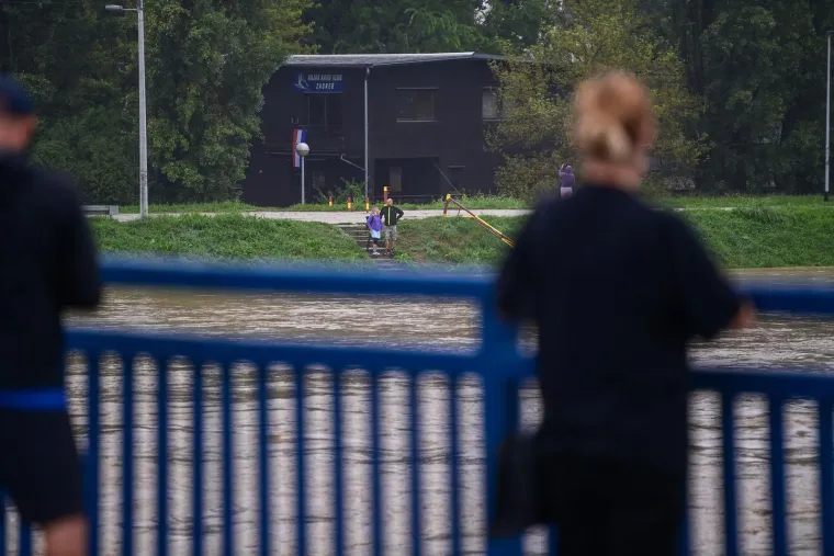 Zabrinuti Zagrepčani masovno dolaze na Savu provjeravati kakvo je stanje: Kroz metropolu upravo prolazi vrhunac vodenog vala