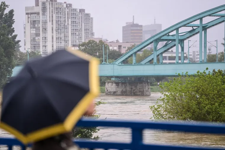 Zabrinuti Zagrepčani masovno dolaze na Savu provjeravati kakvo je stanje: Kroz metropolu upravo prolazi vrhunac vodenog vala