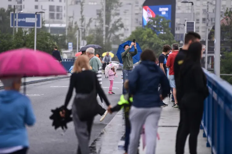 Zabrinuti Zagrepčani masovno dolaze na Savu provjeravati kakvo je stanje: Kroz metropolu upravo prolazi vrhunac vodenog vala