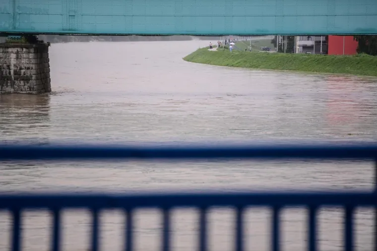 Zabrinuti Zagrepčani masovno dolaze na Savu provjeravati kakvo je stanje: Kroz metropolu upravo prolazi vrhunac vodenog vala