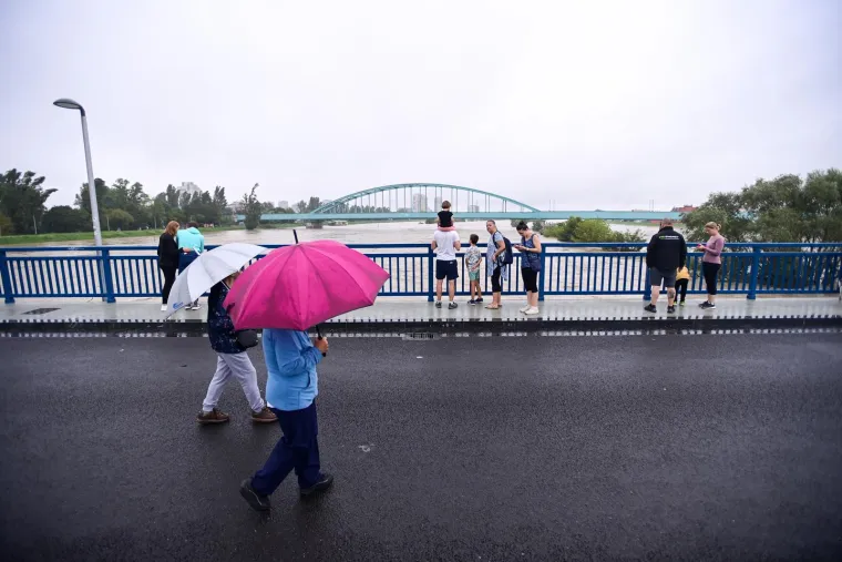 Zabrinuti Zagrepčani masovno dolaze na Savu provjeravati kakvo je stanje: Kroz metropolu upravo prolazi vrhunac vodenog vala