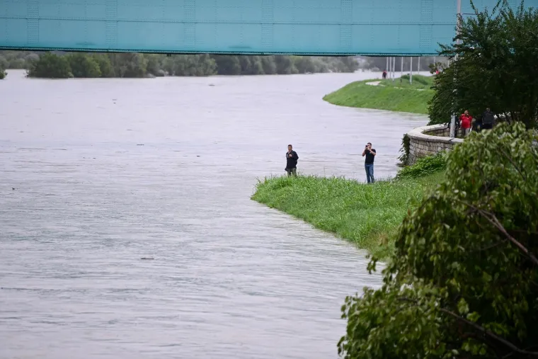 Zabrinuti Zagrepčani masovno dolaze na Savu provjeravati kakvo je stanje: Kroz metropolu upravo prolazi vrhunac vodenog vala