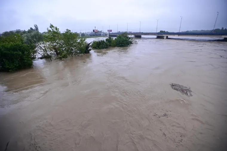 Zabrinuti Zagrepčani masovno dolaze na Savu provjeravati kakvo je stanje: Kroz metropolu upravo prolazi vrhunac vodenog vala