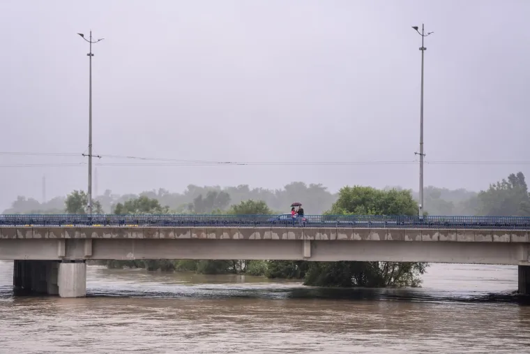 Zabrinuti Zagrepčani masovno dolaze na Savu provjeravati kakvo je stanje: Kroz metropolu upravo prolazi vrhunac vodenog vala