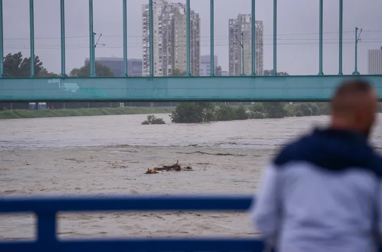 Zabrinuti Zagrepčani masovno dolaze na Savu provjeravati kakvo je stanje: Kroz metropolu upravo prolazi vrhunac vodenog vala